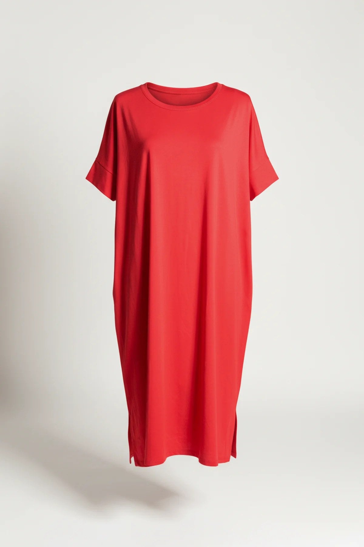 Kleid mit Schlitz und Rundhalsausschnitt