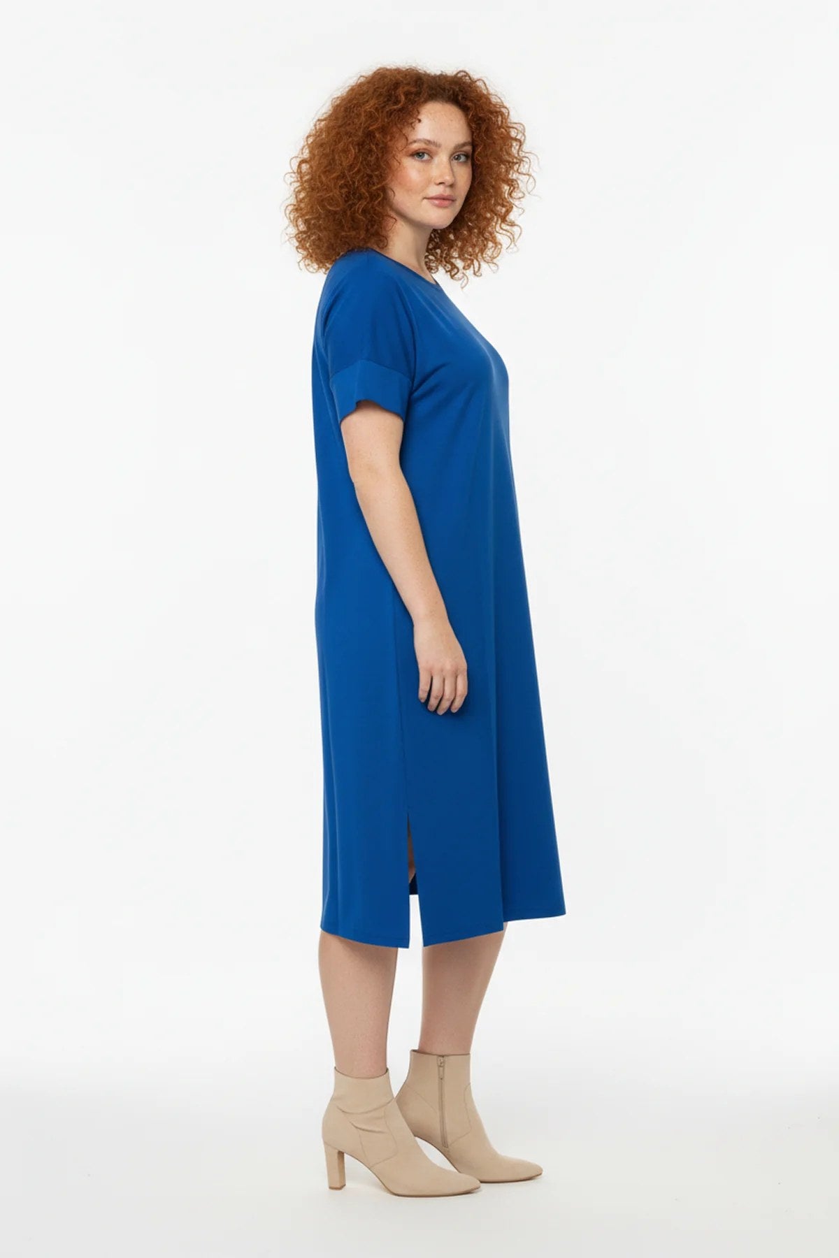 Kleid mit Schlitz und Rundhalsausschnitt