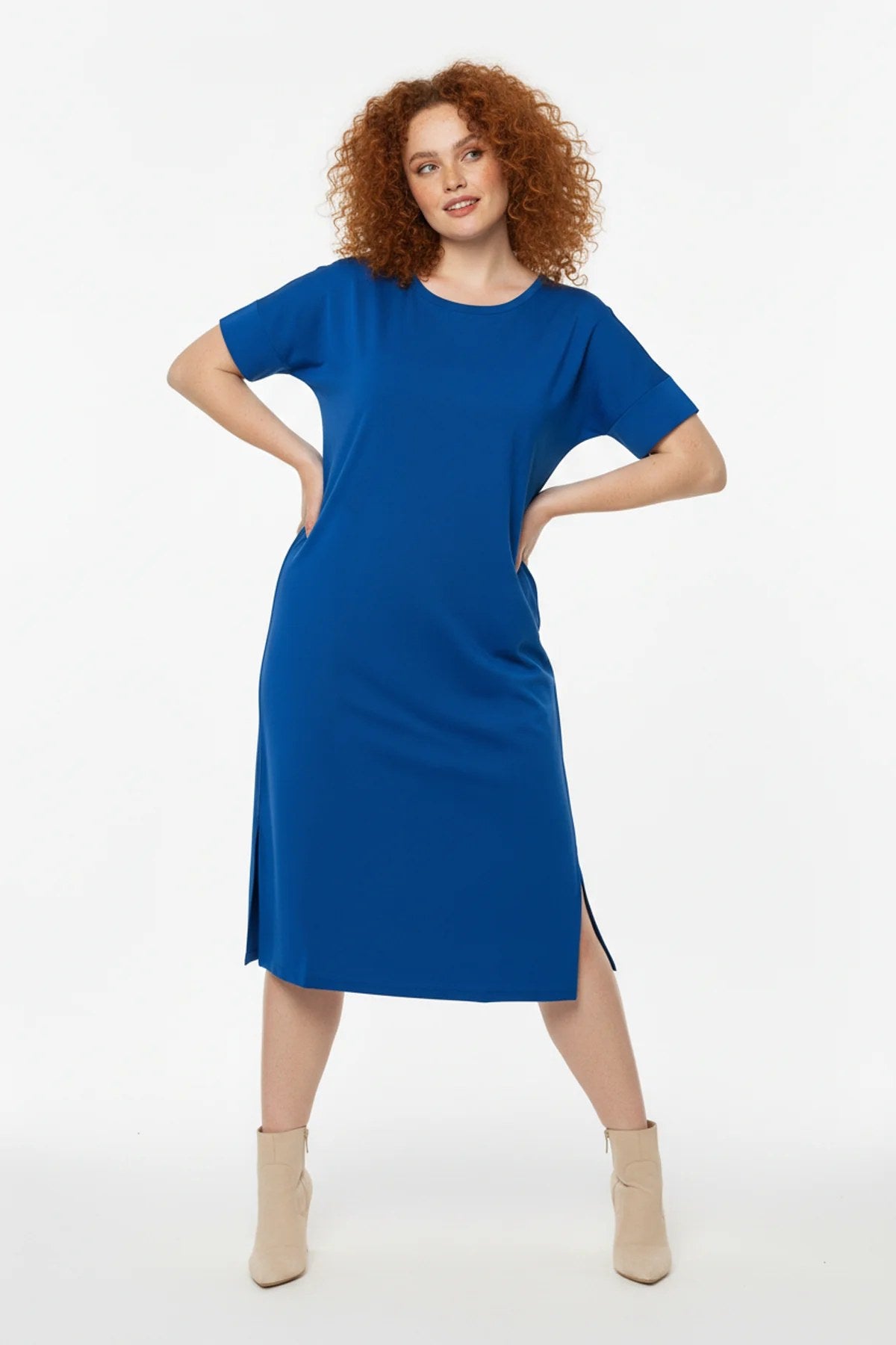 Kleid mit Schlitz und Rundhalsausschnitt