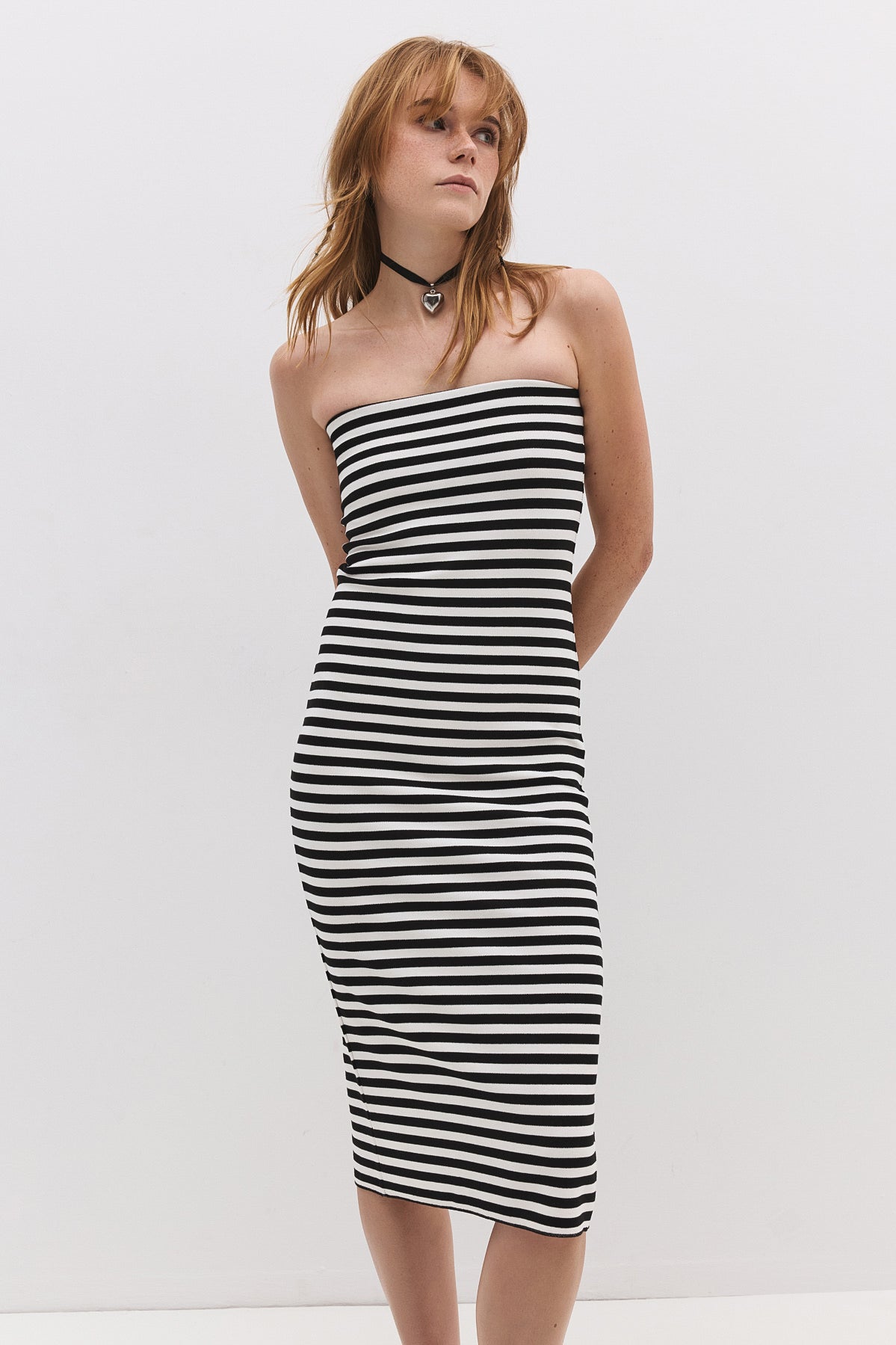 Midi-Kleid ohne Träger mit Schlitz
