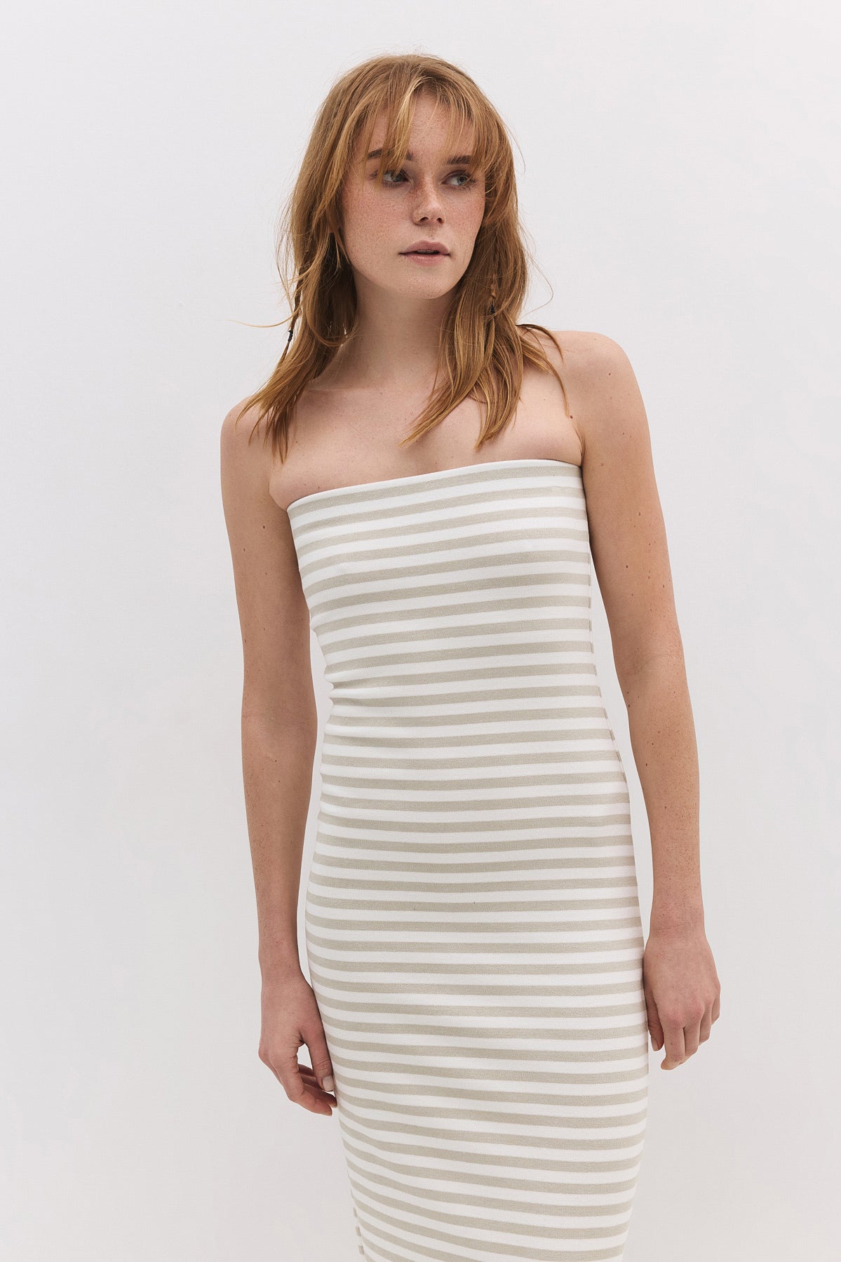 Midi-Kleid ohne Träger mit Schlitz