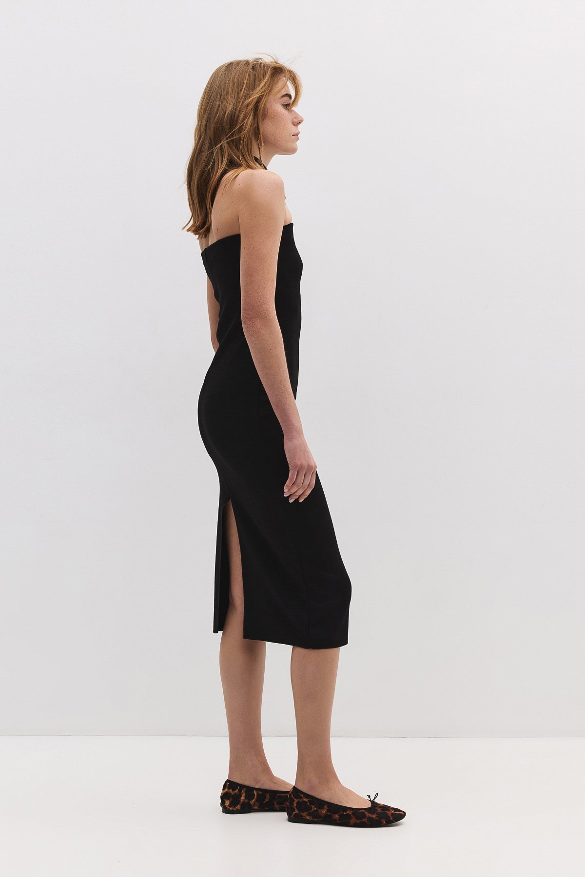 Midi-Kleid ohne Träger mit Schlitz