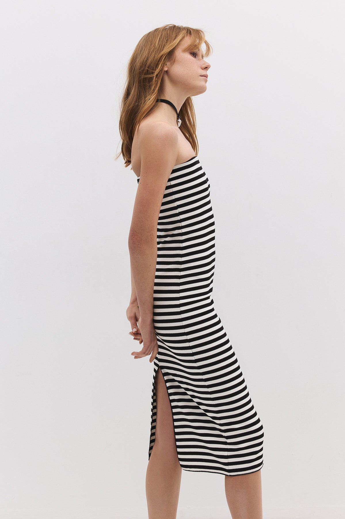 Midi-Kleid ohne Träger mit Schlitz