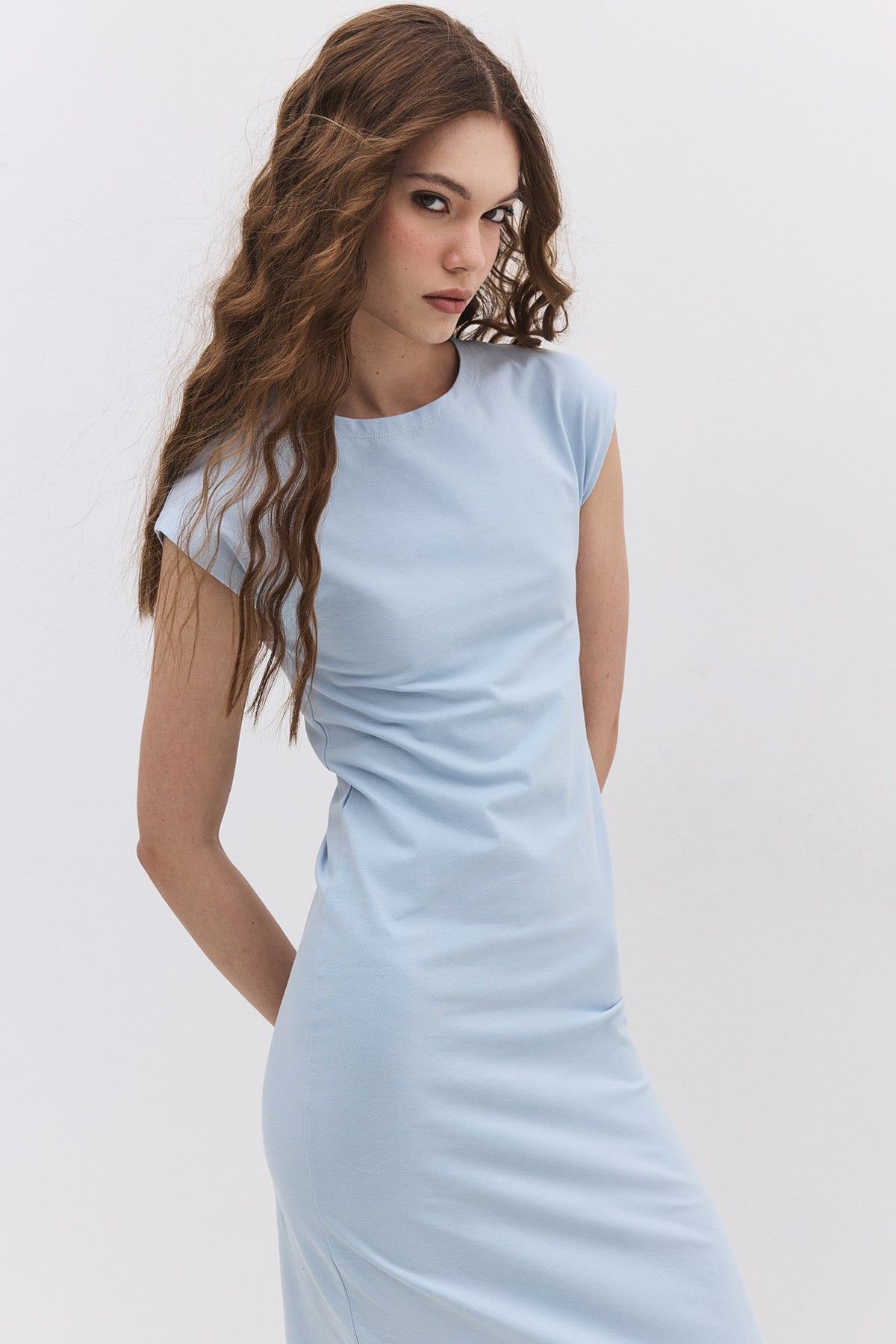 Einfaches Baumwollkleid mit Schlitz