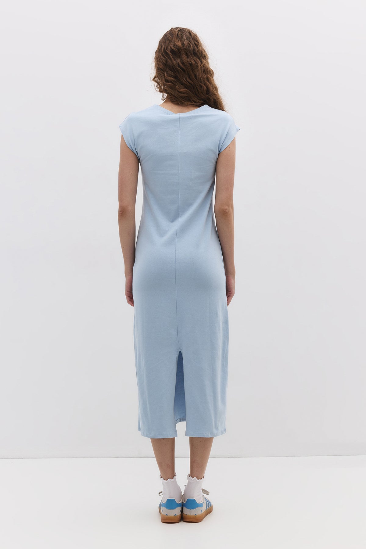 Einfaches Baumwollkleid mit Schlitz