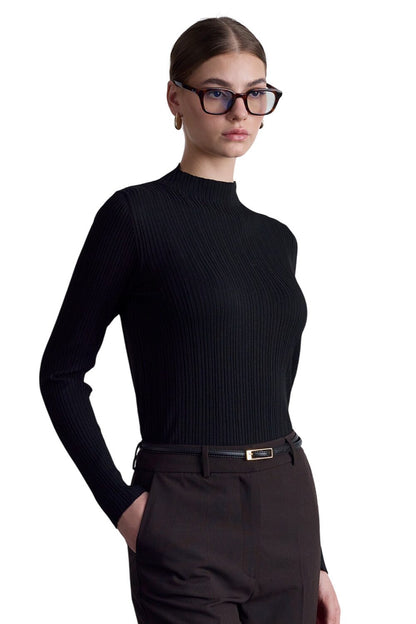SCHWARZE STRICKBLUSE MIT HOCHAUSSCHNITT
