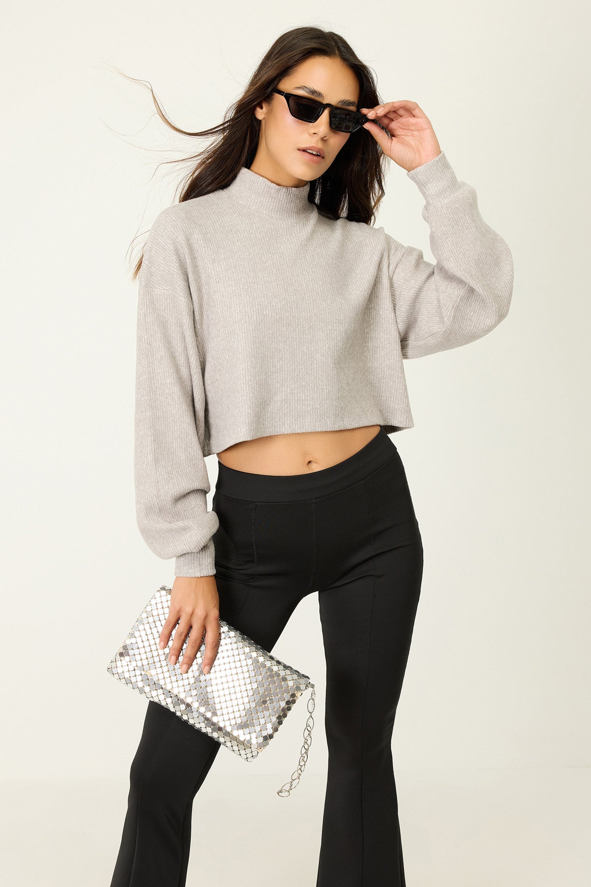 Kurzer Pullover mit hohem Kragen
