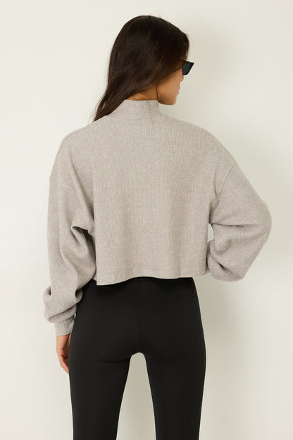 Kurzer Pullover mit hohem Kragen