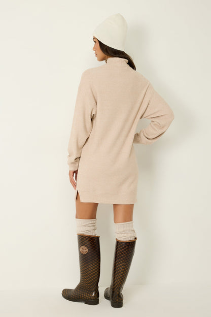 Kleid mit halbem Rollkragen