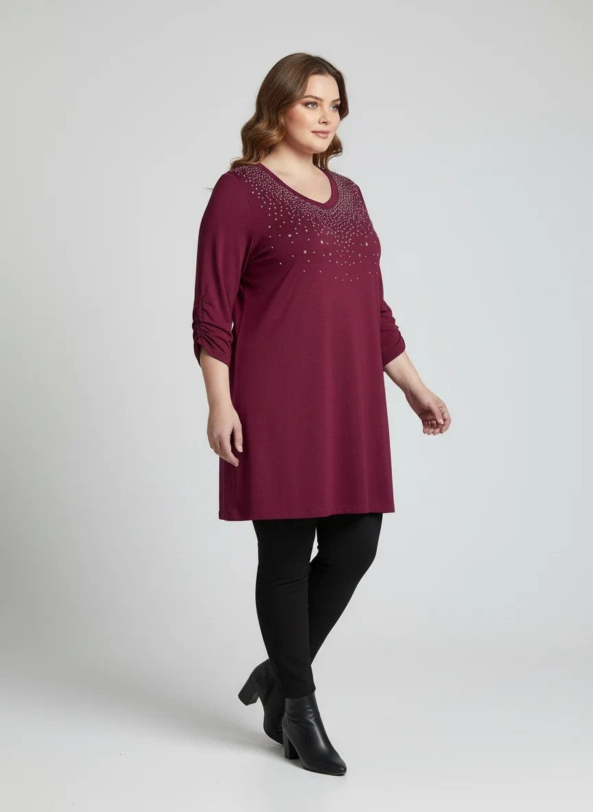 Mit Steinen verziertes Kleid