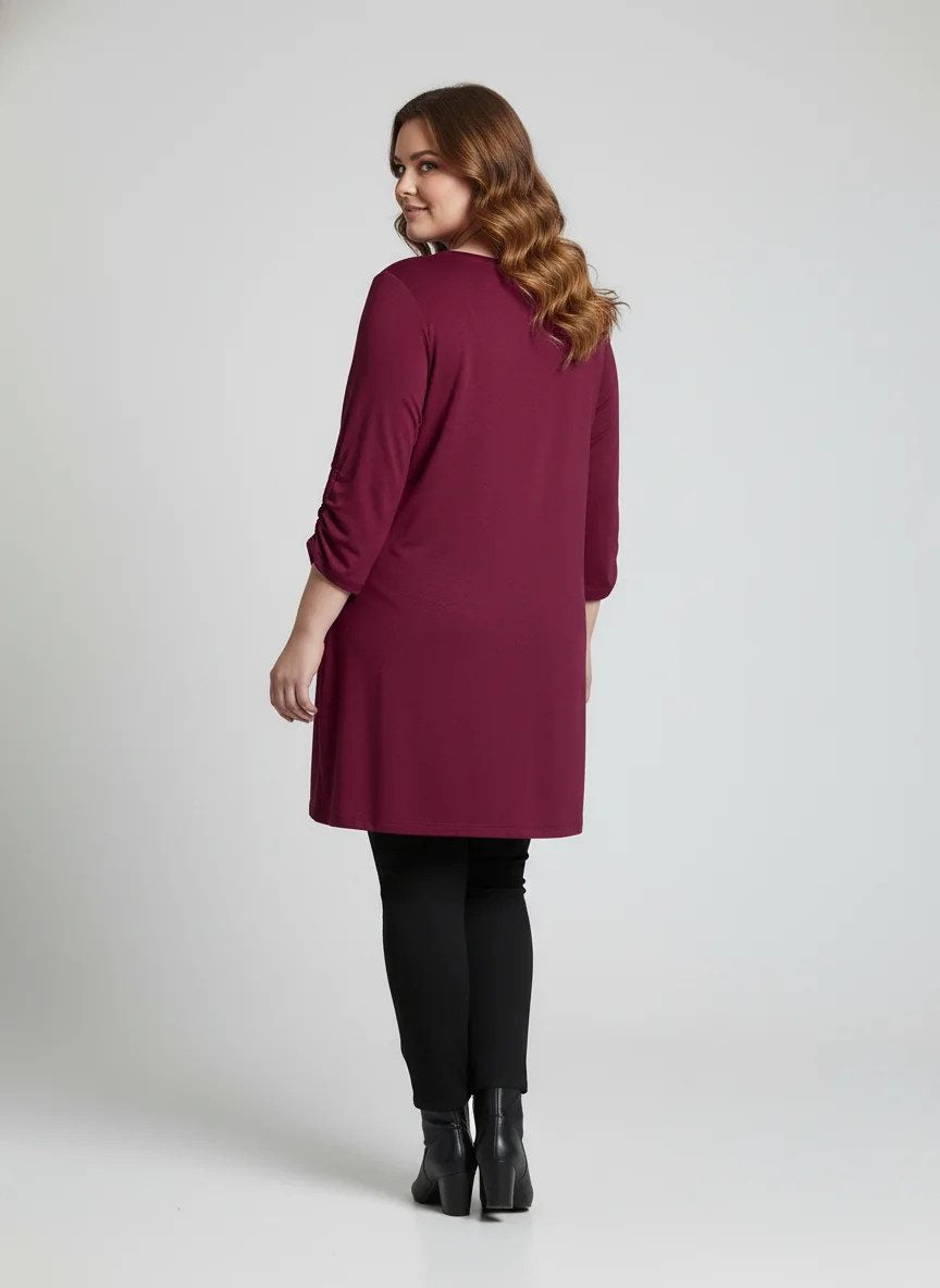 Mit Steinen verziertes Kleid